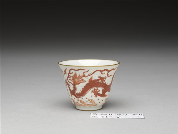紅彩描金雲龍紋杯