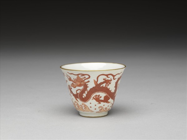 紅彩描金雲龍紋杯