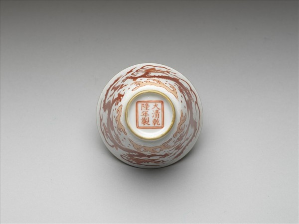 紅彩描金雲龍紋杯