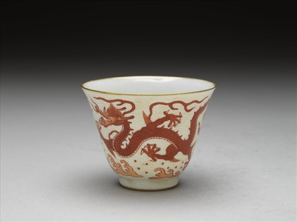 紅彩描金雲龍紋杯
