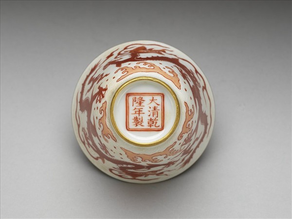 紅彩描金雲龍紋杯