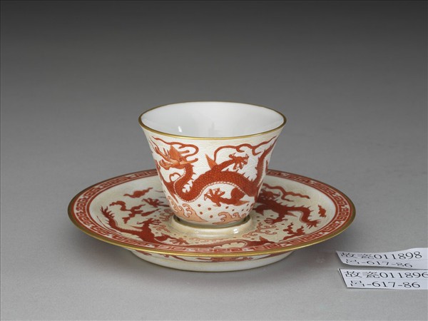 紅彩描金雲龍紋盤