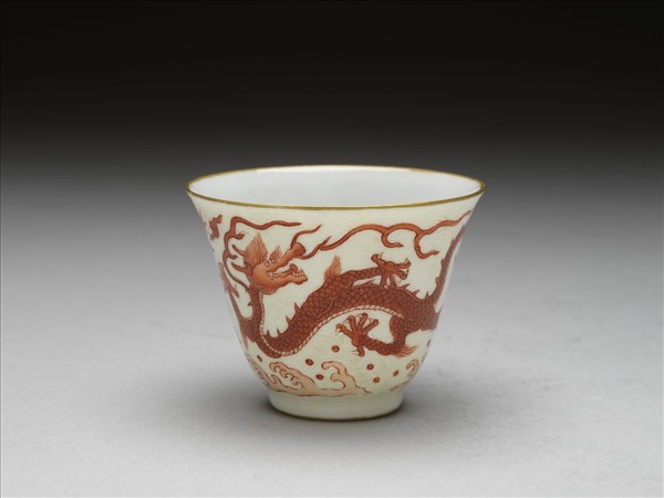 紅彩描金雲龍紋杯