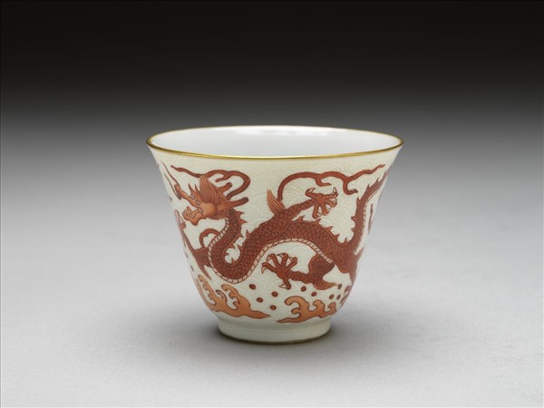 紅彩描金雲龍紋杯