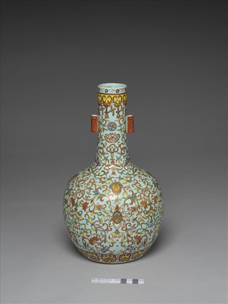 琺瑯彩綠地纏枝番蓮紋雙耳瓶