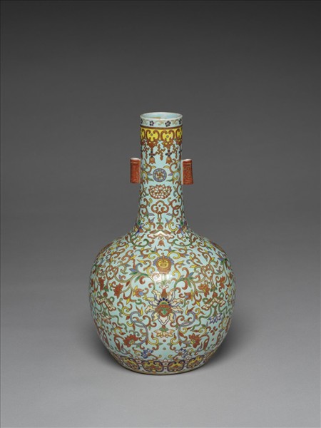 琺瑯彩綠地纏枝番蓮紋雙耳瓶