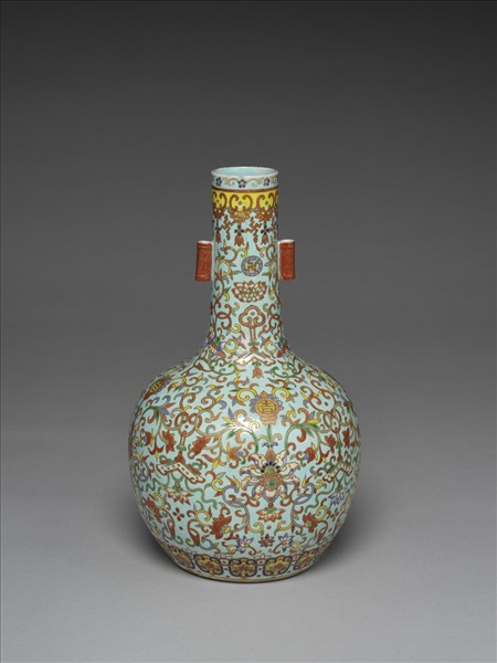 琺瑯彩綠地纏枝番蓮紋雙耳瓶