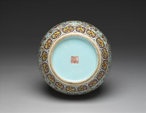 琺瑯彩綠地纏枝番蓮紋雙耳瓶