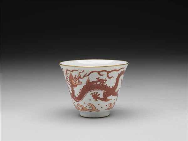 紅彩描金雲龍紋杯