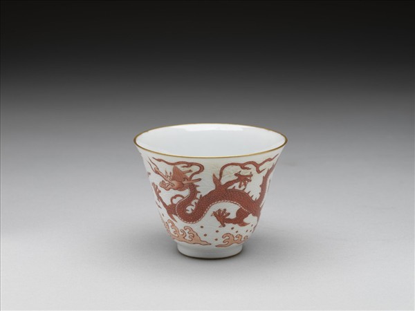 紅彩描金雲龍紋杯