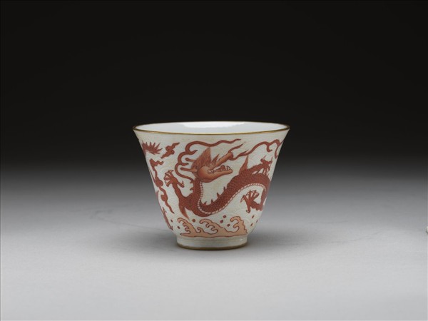 紅彩描金雲龍紋杯