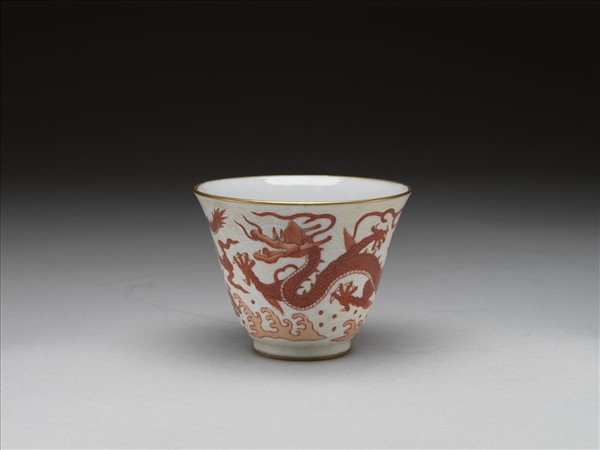 紅彩描金雲龍紋杯