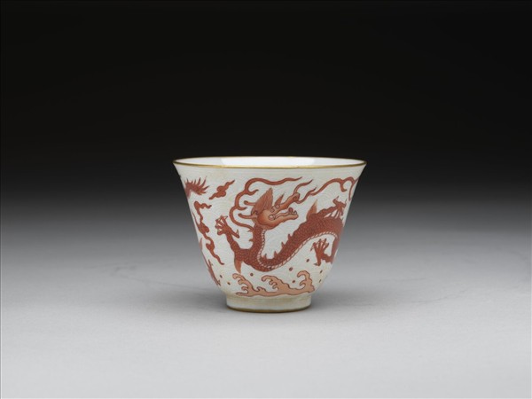 紅彩描金雲龍紋杯