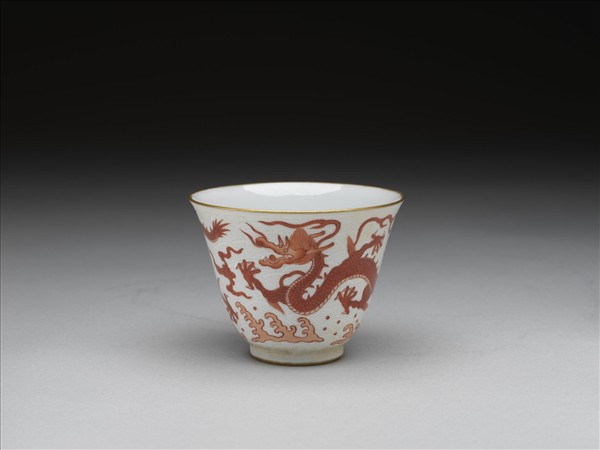 紅彩描金雲龍紋杯
