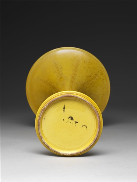 黃釉蕉葉紋觚