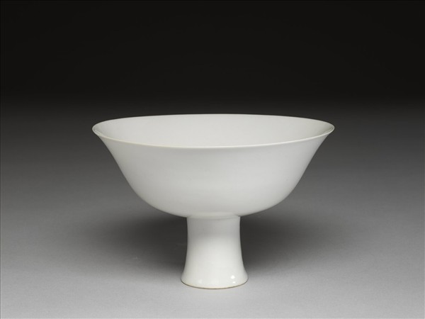 甜白釉雲龍紋高足碗