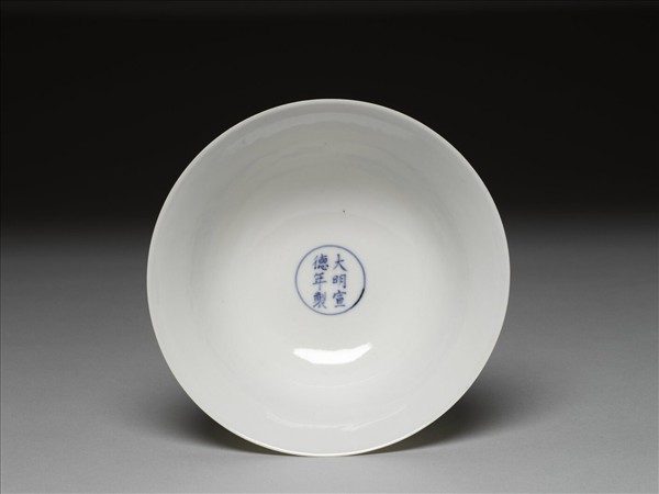 甜白釉雲龍紋高足碗