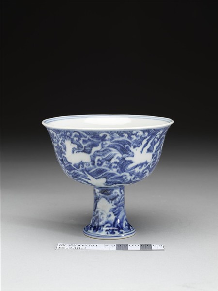 青花海獸紋高足碗