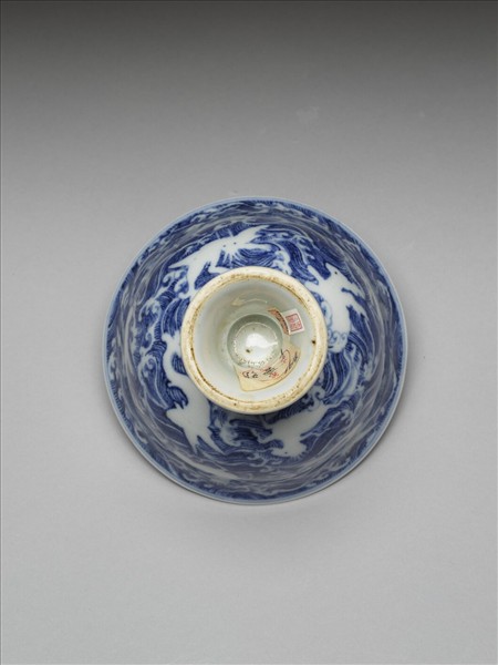 青花海獸紋高足碗