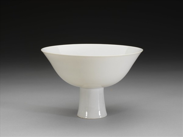 甜白釉高足碗