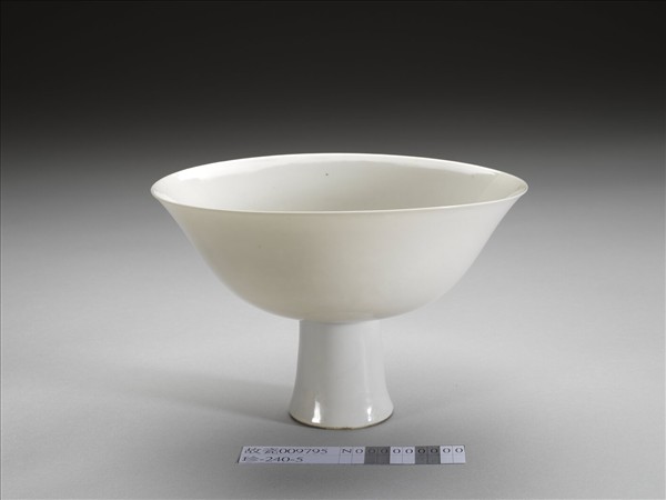 甜白釉龍紋高足碗