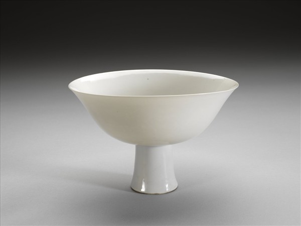 甜白釉龍紋高足碗