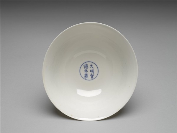 甜白釉龍紋高足碗