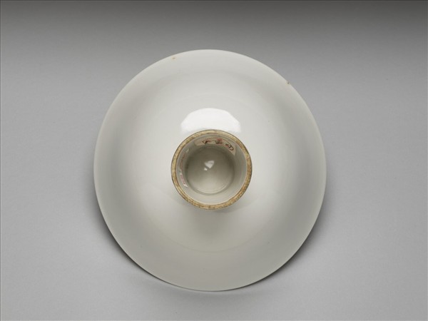 甜白釉龍紋高足碗