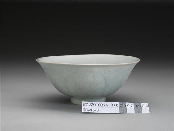 冬青釉劃花花卉紋碗