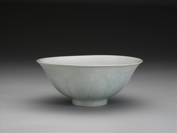 冬青釉劃花花卉紋碗