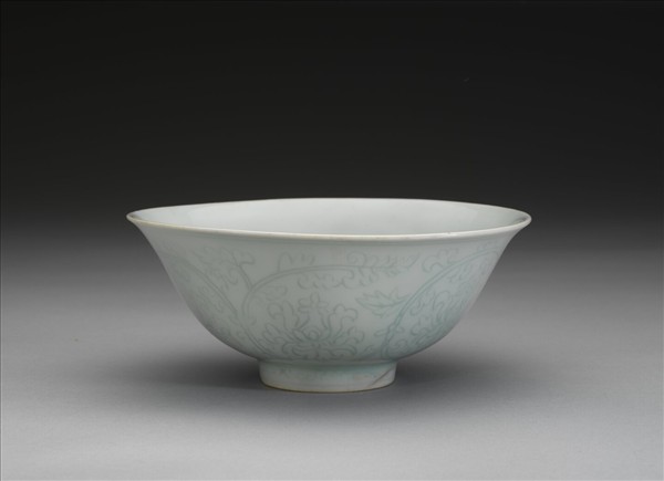 冬青釉劃花花卉紋碗