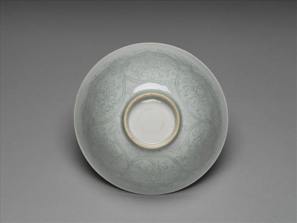 冬青釉劃花花卉紋碗