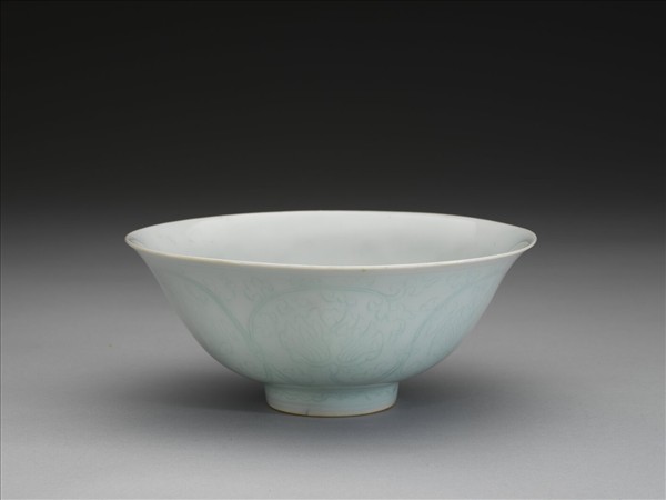 冬青釉劃花花卉紋碗