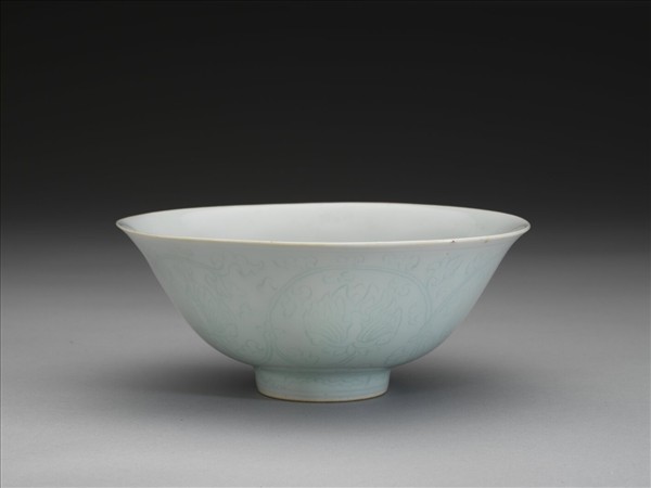 冬青釉劃花花卉紋碗