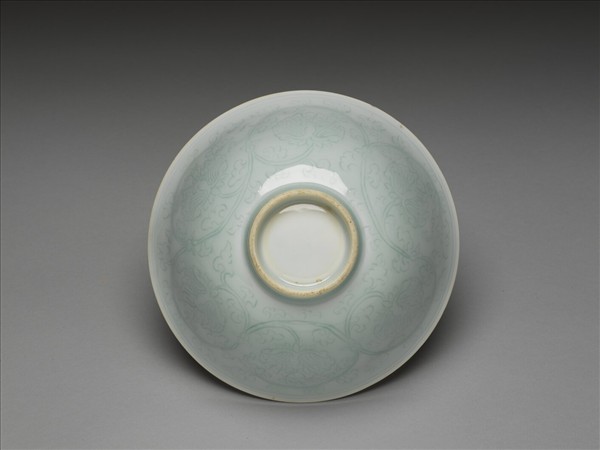 冬青釉劃花花卉紋碗