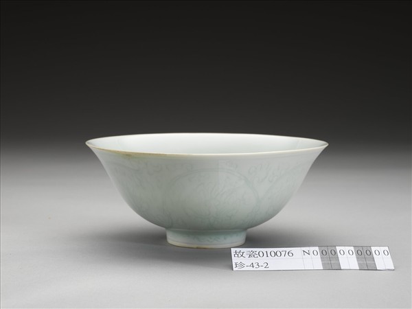 冬青釉劃花花卉紋碗