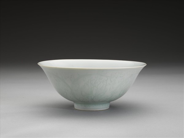 冬青釉劃花花卉紋碗