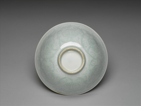 冬青釉劃花花卉紋碗