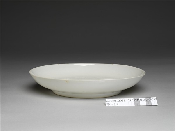 甜白釉番蓮八寶團壽紋盤