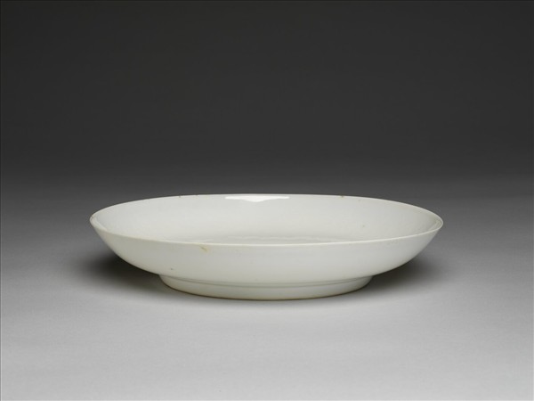 甜白釉番蓮八寶團壽紋盤