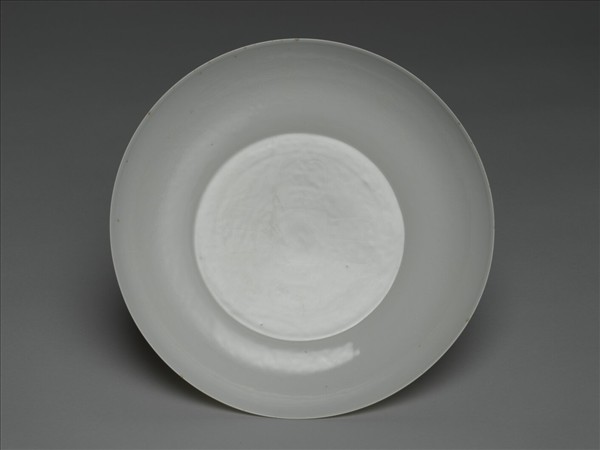 甜白釉番蓮八寶團壽紋盤