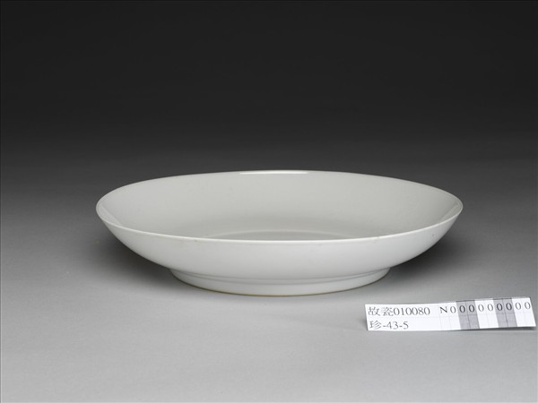 甜白釉番蓮八寶團壽紋盤