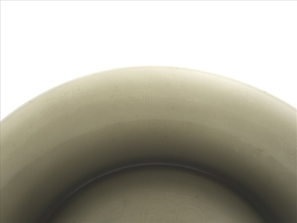 甜白釉番蓮八寶團壽紋盤