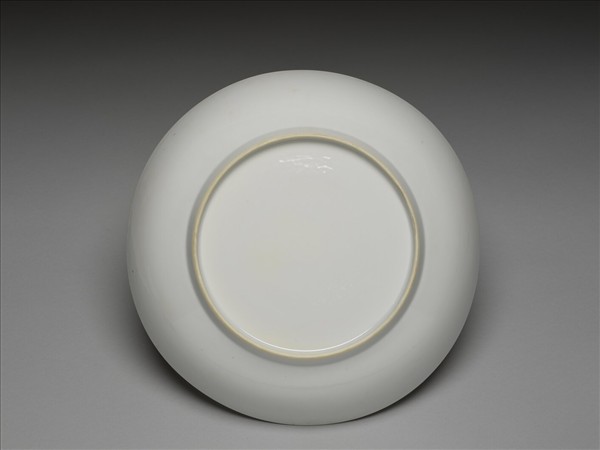 甜白釉番蓮八寶團壽紋盤