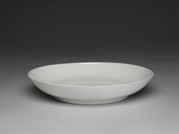 甜白釉番蓮八寶團壽紋盤