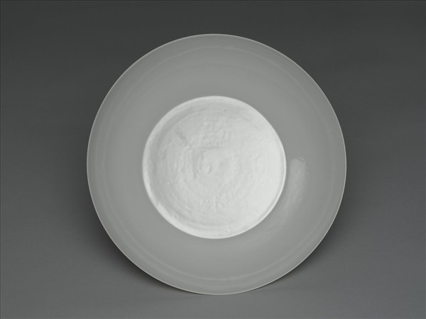 甜白釉番蓮八寶團壽紋盤