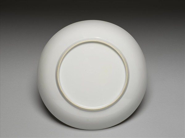 甜白釉番蓮八寶團壽紋盤