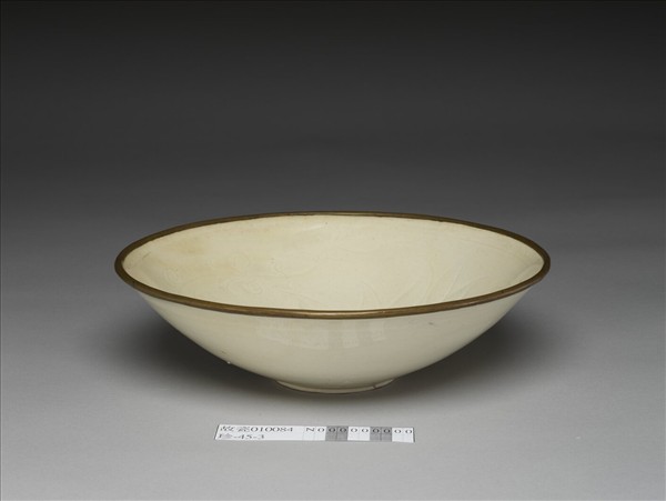 定窯 白瓷劃花蓮花紋碗