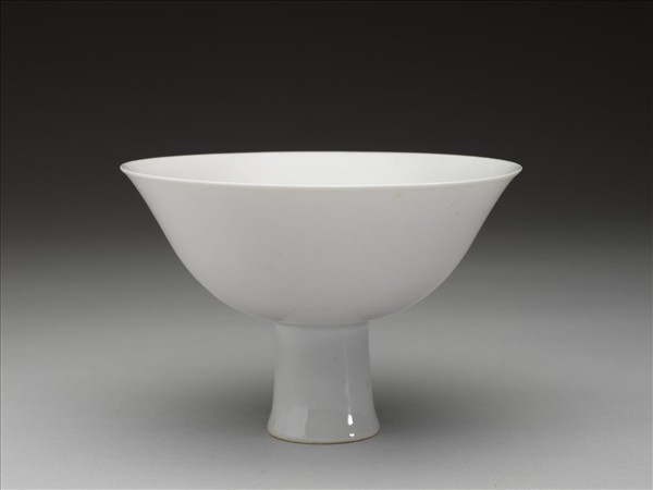 甜白釉高足碗