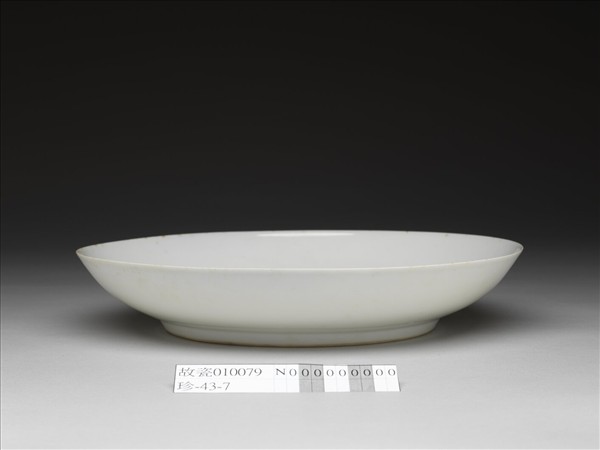 甜白釉番蓮八寶團壽紋盤